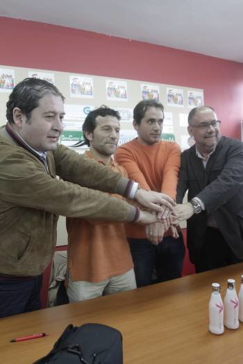 Alejandro Estévez, Luisito, Roberto Valdés y Fernández Morgade, en la sala de prensa de O Couto.