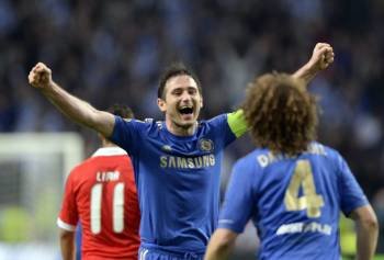 Los jugadores del Chelsea David Luiz y Frank Lampard celebran la victoria de su equipo. (Foto: ROBIN VAN LONKHUIJSEN)