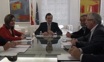  El presidente del Gobierno, Mariano Rajoy (c), acompañado de la ministra de la ministra de Empleo, Fátima Báñez, y los secretarios generales de UGT y CCOO, Cándido Méndez (2º dcha) e Ignacio Fernández Toxo.