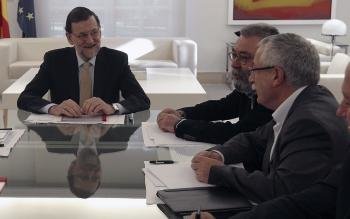 El presidente del Gobierno, Mariano Rajoy (i), conversa con los secretarios generales de UGT y CCOO, Cándido Méndez (2d) e Ignacio Fernández Toxo (d).