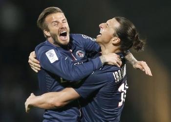 David Beckham celebra un gol con Zlatan Ibrahimovic (Foto: EFE)