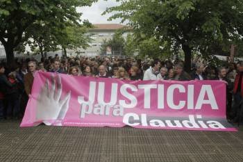 Las personas concentradas para pedir que la niña de seis años no tenga que irse a vivir a Oviedo con su padre. (Foto: MIGUEL ÁNGEL)