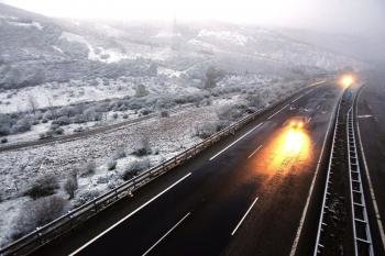  Imagen de la A52 Autovía das Rías Baixas, a su paso por los puertos de la Canda y El Padornelo esta mañana, donde ha caído una nevada en pleno mes de mayo.