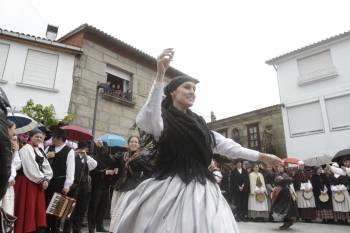 Actuación folclórica en Vilanova dos Infantes. A festa de Raigame celebrouse a pesares da chuvia e o frío. (Foto: FOTOS: MIGUEL ÁNGEL)