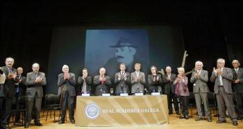 Presidencia do acto de homenaxe a Vidal Bolaño que tivo lugar no Teatro Principal de Santiago. (Foto: VICENTE PERNÍA)