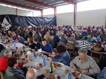 Comensales de la VIII Festa do Cordeiro, en el polideportivo de Larouco. (Foto: J.C.)
