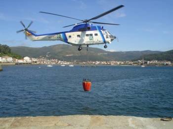 Un helicóptero del servicio gallego de extinción de incendios forestales.  (Foto: ARCHIVO)