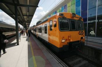 El tren Vigo-Oporto es de la serie 592 que Renfe alquila a Comboios de Portugal para que realice este servicio. (Foto: VICENTE)