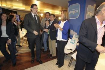 Mariano Rajoy saluda a la ministra de Sanidad, Ana Mato, ayer en Salamanca. (Foto: J.M. GARCÍA)