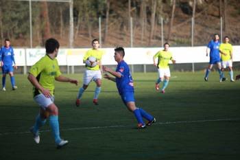 Rafita trata de controlar un balón en el partido ante el Vilalonga en el campo de Os Carrís. (Foto: JOSÉ PAZ)