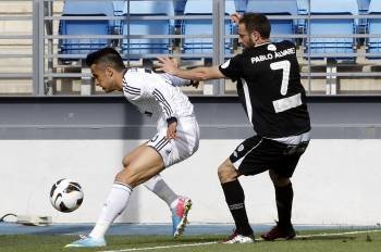 Álvarez presiona a un jugador del Real Madrid.