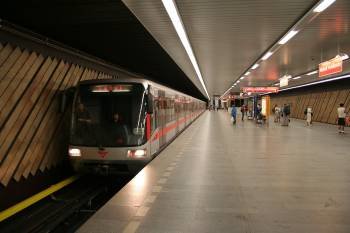 Imagen de una estación del Metro de Praga. (Foto: ARCHIVO)
