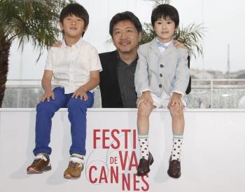 Keita Ninomiya (R) y Shogen Whang (L) posan con el director  Hirokazu Kore-Eda. (Foto: GUILLAUME HORCAJUELO)