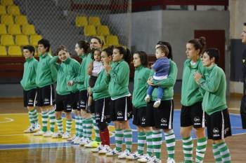 Las jugadoras del Cidade de As Burgas, alineadas antes del comienzo del partido. (Foto: XESÚS FARIÑAS)