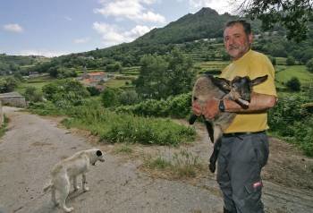 Un pastor del Xurés con una cabra en brazos. (Foto: MARCOS ATRIO)