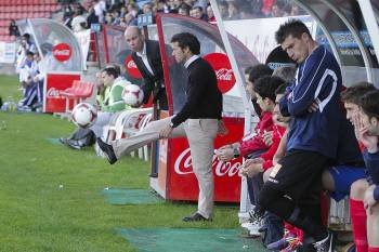 Luisito, entrenador del Ourense, golpeando el balón ayer desde el banquillo de O Couto. (Foto: FOTOS: MIGUEL ÁNGEL)