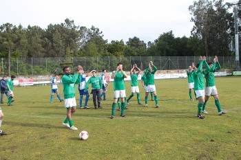 Varios jugadores del Arenteiro saludan a los aficionados.   (Foto: MIGUEL ÁNGEL)