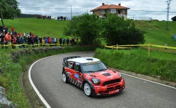 El piloto canario Luis Monzón conduce el Mini camino de la victoria en el rally de Cantabria.