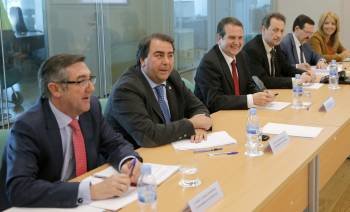 En primer término, los alcaldes de Santiago, A Coruña y Vigo durante la reunión en Compostela. (Foto: LAVANDEIRA JR)
