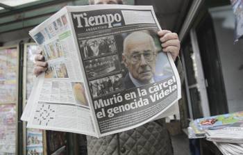 Un argentino lee la prensa con la noticia de la muerte de Videla, el sábado en Buenos Aires (Foto: DAVID FERNÁNDEZ)