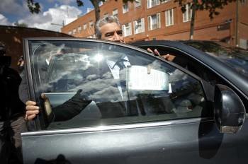 Miguel Ángel Rodríguez se sube a un coche a la salida de los Juzgados de Plaza de Castilla. (Foto: EMILIO NARANJO)