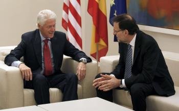  El presidente del Gobierno, Mariano Rajoy (d), y el expresidente de los Estados Unidos Bill Clinton.