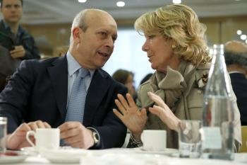 La presidenta del PP de Madrid Esperanza Aguirre,d, conversa con el ministro de Educación, José Ignacio Wert.
