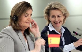  La ministra española de Empleo y Seguridad Social, Fátima Báñez (i), y la ministra Federal de Trabajo y Asuntos Sociales de Alemania, Ursula von der Leyen.