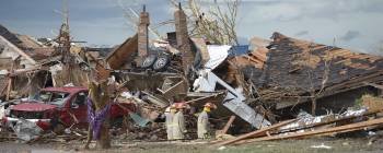Tres operarios de emergencias, ante los restos de una casa tras el paso del tornado en Oklahoma. (Foto: TANNEN MAURY)