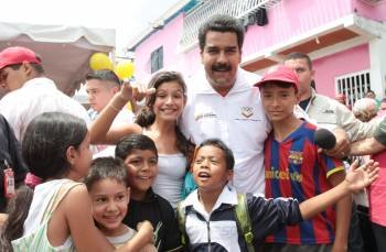 El presidente Maduro, con un grupo de niños en una visita a la ciudad de San Cristóbal. (Foto: H.O.)