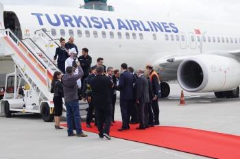 Recepción a los viajeros del primer vuelo de Turkish Airlines a Santiago.