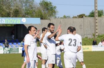 Varios  jugadores del Nogueira celebran el ascenso a Preferente en el campo de A Tella. (Foto: MARTIÑO PINAL)