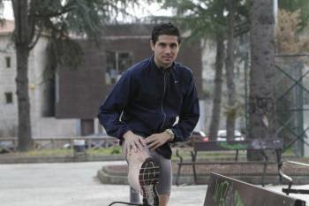 Alejandro Fernández, durante unos estiramientos junto al pabellón de Os Remedios.