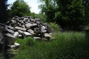 Las piedras del viejo balneario derribado, en los terrenos en donde se prevé construir el nuevo. (Foto: MARTIÑO PINAL)