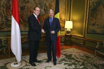 El ministro de Exteriores belga, Didier Reynders (dcha), da la bienvenida al príncipe Alberto II de Mónaco (izq), a su llegada al Palacio Egmont en Bruselas.