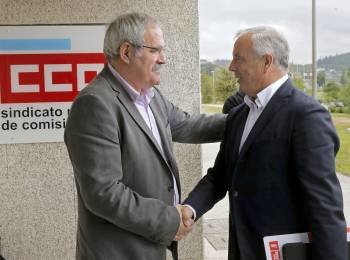 Sánchez Aguión recibe a Pachi Vázquez en la sede central de CCOO, en Santiago.  (Foto: LAVANDEIRA JR)