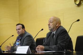 El médico Álvaro de Castro y el humorista Sir Cámara, durante la conferencia que tuvo lugar en el Centro Cultural de la Diputación.  (Foto: MARTIÑO PINAL)