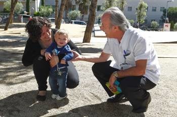 Mercedes y su hijo Lucas, con el doctor Justo Callejo, del Hospital Sant Joan de Déu de Esplugues. (Foto: MARTA PÉREZ)