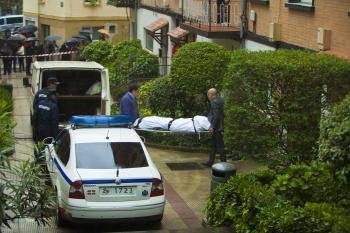 Empleados de la funeraria retiran el cadáver de una mujer fallecida esta madrugada en la localidad alavesa de Llodio.