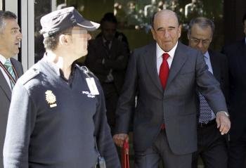El presidente del Santander, Emilio Botín, a su salida de la Audiencia Nacional tras comparecer como testigo ante el juez instructor del caso Bankia.