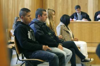 Los procesados, durante el juicio en la Audiencia de A Coruña, el pasado lunes. (Foto: CABALAR)