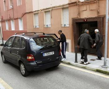 Varios vecinos acceden al edificio donde un hombre, de 37 años estranguló a su exmujer de 29 años. (Foto: ESTEBAN COBO)