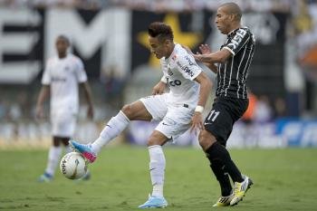 El jugador de Santos Neymar (i) disputa el balón con Emerson (d) de Corinthians (Foto: EFE)