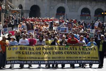 Cabecera de la manifestación de los afectados por preferentes y subordinadas, en Santiago. (Foto: VICENTE PERNÍA)