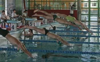 Los nadadores inician una de las pruebas. (Foto: MARCOS ATRIO)
