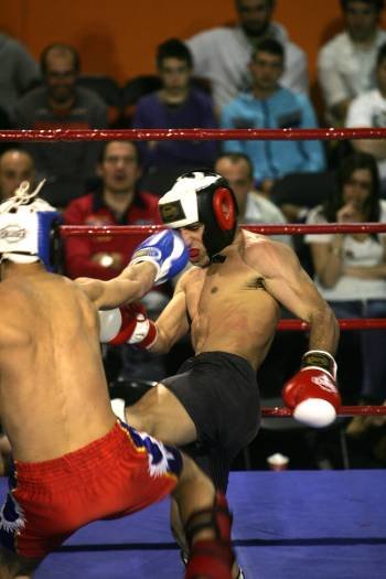 Intercambio de golpes en uno de los dos combates de kick boxing. (Foto: MARCOS ATRIO)
