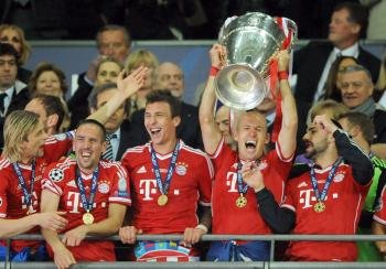 Los jugadores del Bayern Munich, con la copa conquistada en el estadio de Wembley (Foto: Kerim Okten)