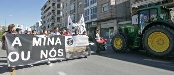 Manifestantes y uno de los tractores recorriendo una de las calles de Xinzo de Limia, de donde partió la manifestación de ayer en contra de la mina de feldespato. (Foto: MARCOS ATRIO)