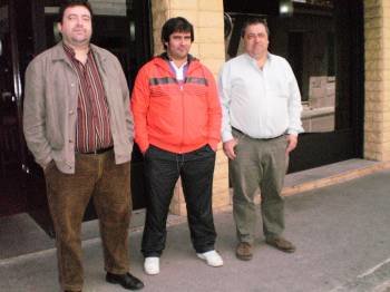 Rogelio Pérez, José Manuel Varela y Paulino David Carou, portavoces de los trabajadores del matadero. (Foto: S.P.)