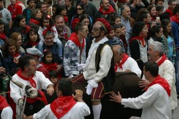 Xan de Arzúa, ao lombo dun boi ficticio, presidiu a procesión gremial polas rúas do casco histórico. (Foto: JOSÉ PAZ)